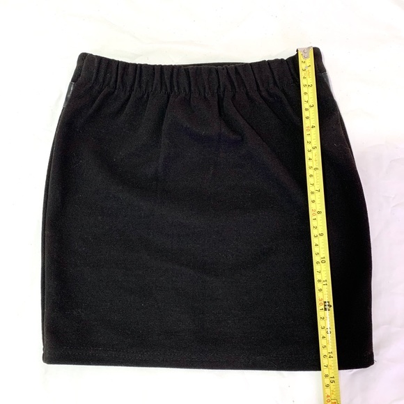 CUTE & SEXY Black Mini Skirt with Bow - Picture 3 of 5